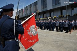 na zdjęciu sztandar Policji i policjanci ustawieni w dwuszeregu