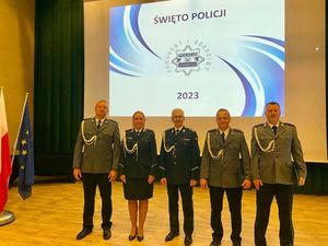 na zdjęciu mianowani policjanci stoją z I Zastępcą KWP w Katowicach
