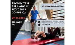 na zdjęciu instruktor i osoba robiąca brzuszki z piłką