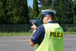 na zdjęciu policjant mierzy prędkość radarem