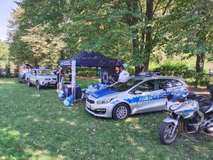 na zdjęciu radiowóz, motocykl i stanowisko profilaktyczne