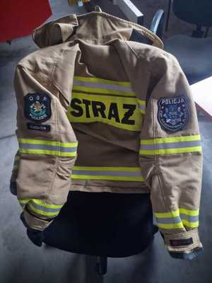 Na zdjęciu góra ubrania strażaka z naszywkami OSP Podlesie Katowice i Policja KMP Siemianowice