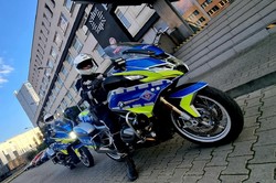 na zdjęciu policjant na motocyklu