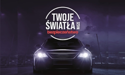 na zdjęciu plakat auto i napis Twoje światła Twoje bezpieczeństwo