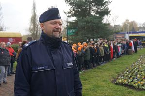 na zdjęciu policjant zabezpieczający uroczystość