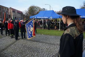 na zdjęciu poczet sztandarowy straży pożarnej przed pomnikiem