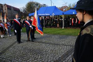 na zdjęciu poczet sztandarowy szkoły przed pomnikiem