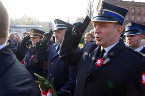 na zdjęciu delegacja służb mundurowych oddaje hołd