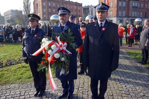 na zdjęciu delegacja mundurowych z wiązanka