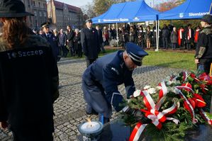 na zdjęciu Komendant układa wiązankę przy pomniku