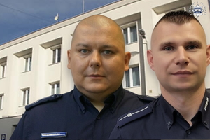 na zdjęciu dzielnicowi na tle siemianowickiej komendy policji