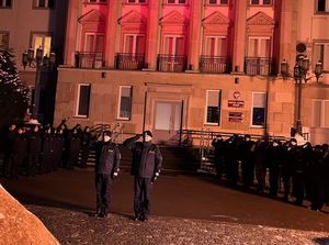 na zdjęciu policjanci oddają hołd