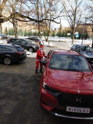na zdjęciu Mikołaj wysiada z auta
