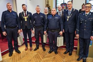 na zdjęciu zdjęcie grupowe wyróżnionych policjantów z Prezydentem i Radą Miasta