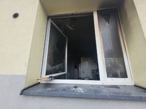 na zdjęciu okno spalonego mieszkania