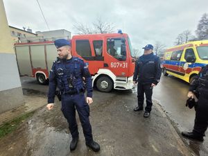 na zdjęciu policjanci obok wozu strażackiego i karetki