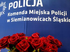 na zdjęciu bukiet róż i napis Policja Komenda Miejska Policja w Siemianowicach Śląskich