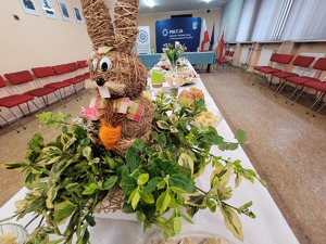 na zdjęciu dekoracja królika na stole