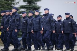 na zdjęciu grupa policjantów stoi na dworze