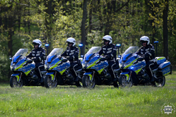 na zdjęciu policjanci na motocyklach