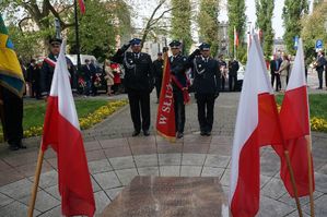 na zdjęciu delegacja straży ze sztandarem