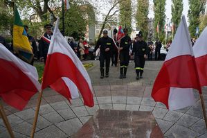 na zdjęciu delegacja straży ze sztandarem