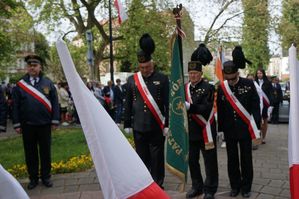 na zdjęciu delegacja górników ze sztandarem