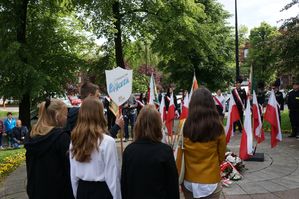 na zdjęciu delegacja szkoły ze sztandarem