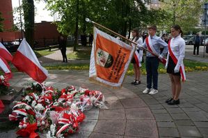 na zdjęciu delegacja szkoły ze sztandarem