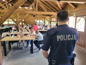 na zdjęciu policjant przemawia