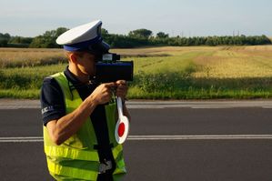 na zdjęciu policjant z drogówki z radarem