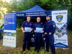 na zdjęciu policjanci przed stanowiskiem profilaktycznym z podziękowaniami