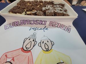 na zdjęciu rysunek i ciasto