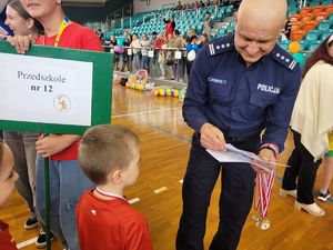 na zdjęciu komendant Policji wręcza przedszkolakom medale i dyplomy