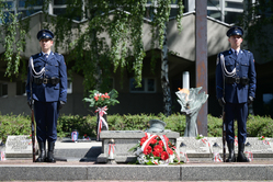 na zdjęciu policjanci pełnią wartę honorową