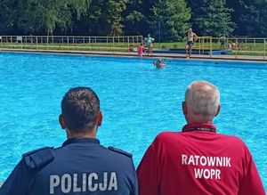 na zdjęciu policjant i ratownik wodny przy basenie