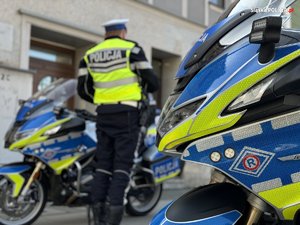 na zdjęciu policjant  i motocykl