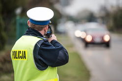 na zdjęciu policjant mierzy prędkość radarem