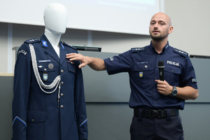 na zdjęciu policjant stoi przy manekinie, na którym zaprezentowana jest gabardyna