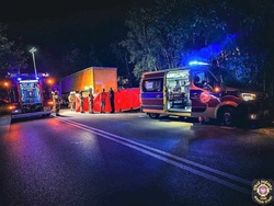 na zdjęciu parawan i policjanci wykonujący czynności na miejscu wypadku