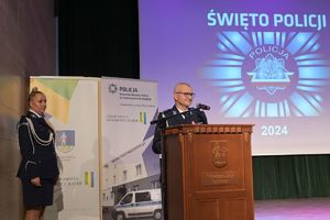 na zdjęciu przemawia Komendant Miejski Policji