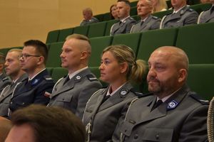 na zdjęciu siedzą mianowani policjanci