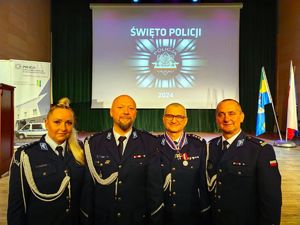 na zdjęciu zdjęcie grupowe komendanta z policjantami