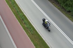 na zdjęciu motocyklista na drodze