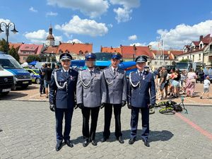 na zdjęciu szef siemianowickich policjantów, jego I Zastępca oraz wyróżnieni policjanci