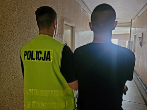 na zdjęciu podejrzany z policjantem