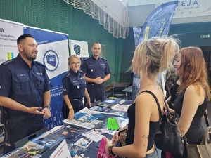 na zdjęciu policjanci rozmawiają z uczestnikami