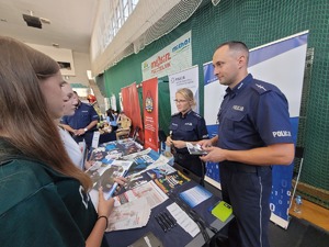 na zdjęciu policjanci rozmawiają z uczestnikami