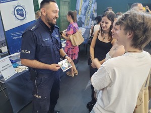 na zdjęciu policjant rozmawia z uczestnikami