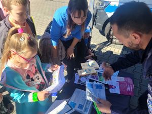 na zdjęciu policjant wręcza Kopertę Życia